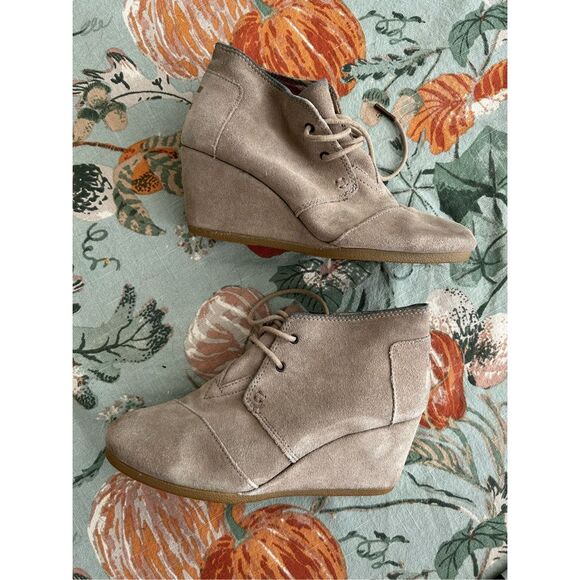 TOMS Tan Taupe Suede Desert Wedges Bootie Heels, Size 7 - Picture 2 of 10